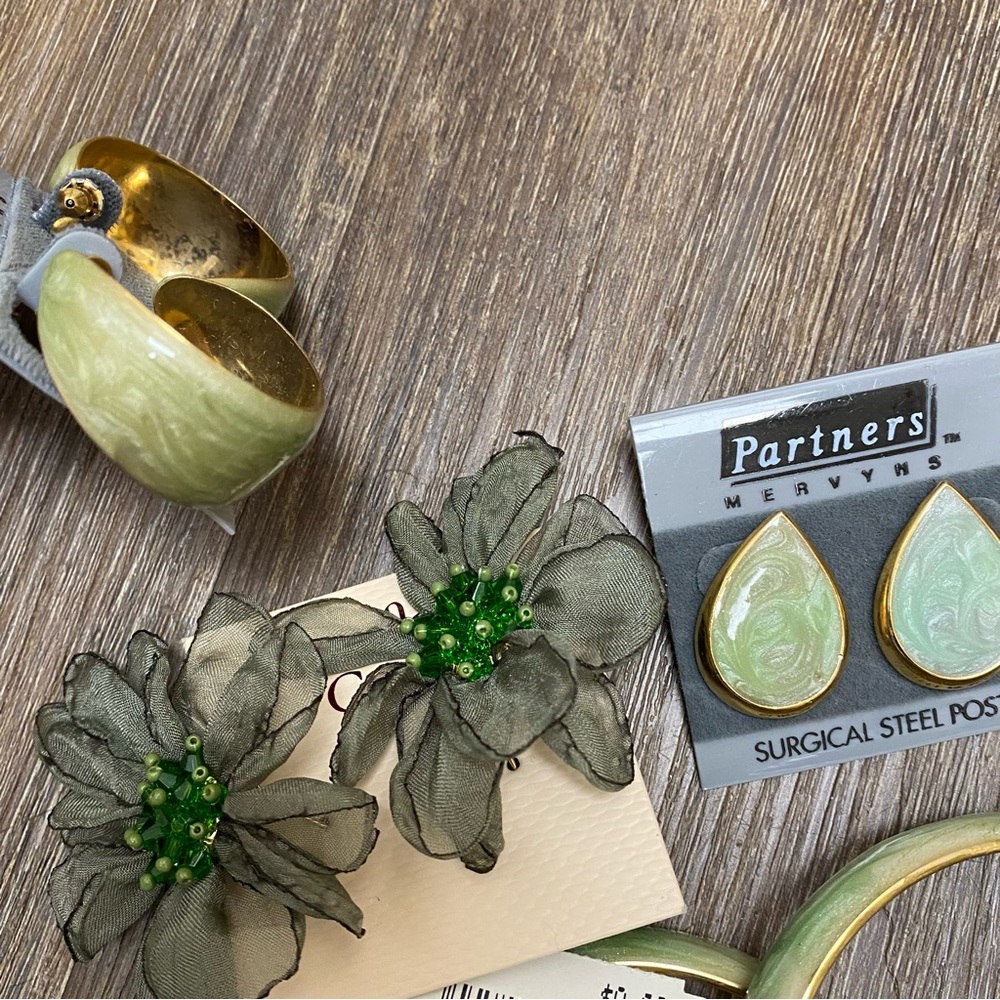 Green Floral Earrings Bracelet by Partners‎